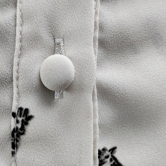 Torrid Ivory Giraffe Print Crepe Button Back Top - Picture 5 of 8